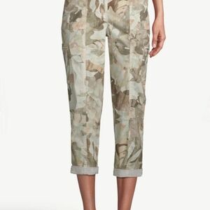 Chico's Capri Style Pants Size 2.5P (14p) Camo Cargo Front Closure Pockets